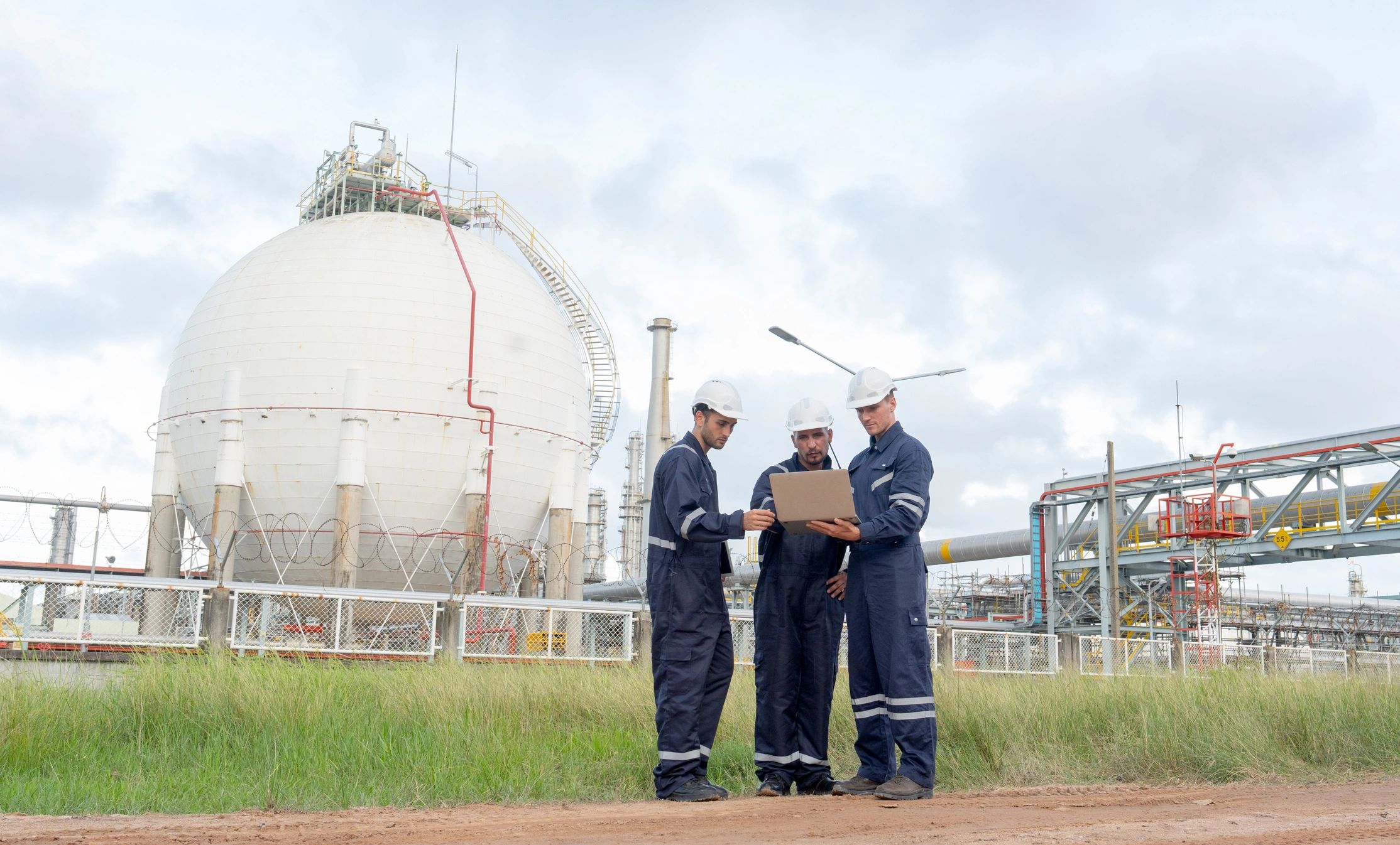 Petrokimya tesisinde basınçlı kap kontrolü yapan mühendisler